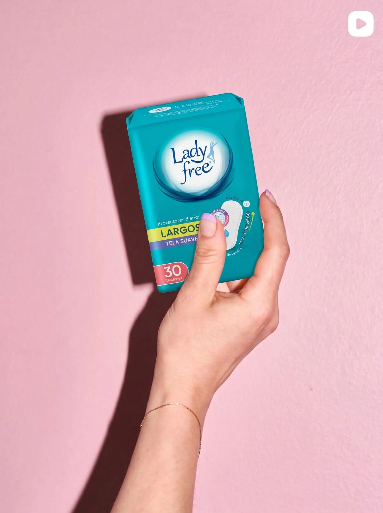 Mujer sosteniendo un paquete de LadyFree Protectores Diarios Largos
