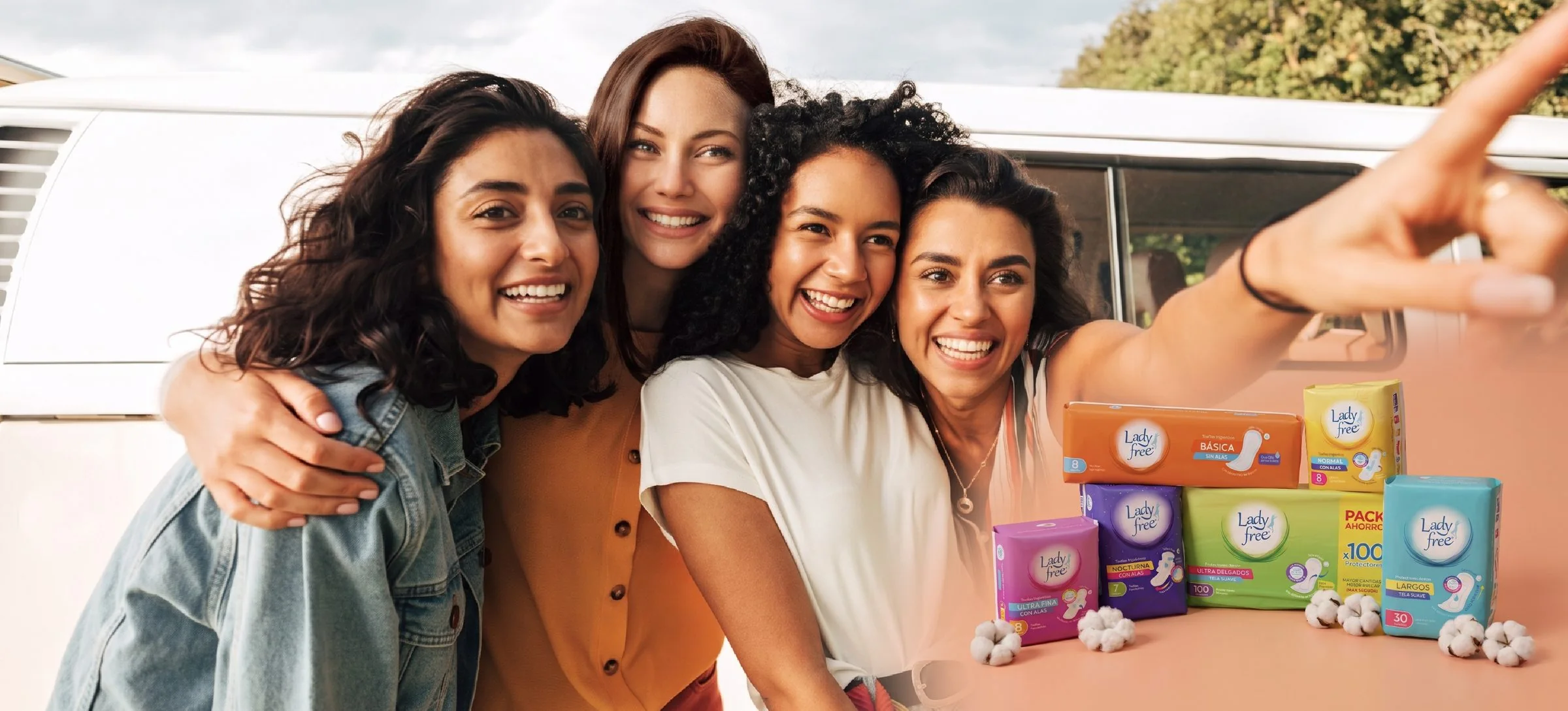 Amigas sonriendo junto a los productos LadyFree