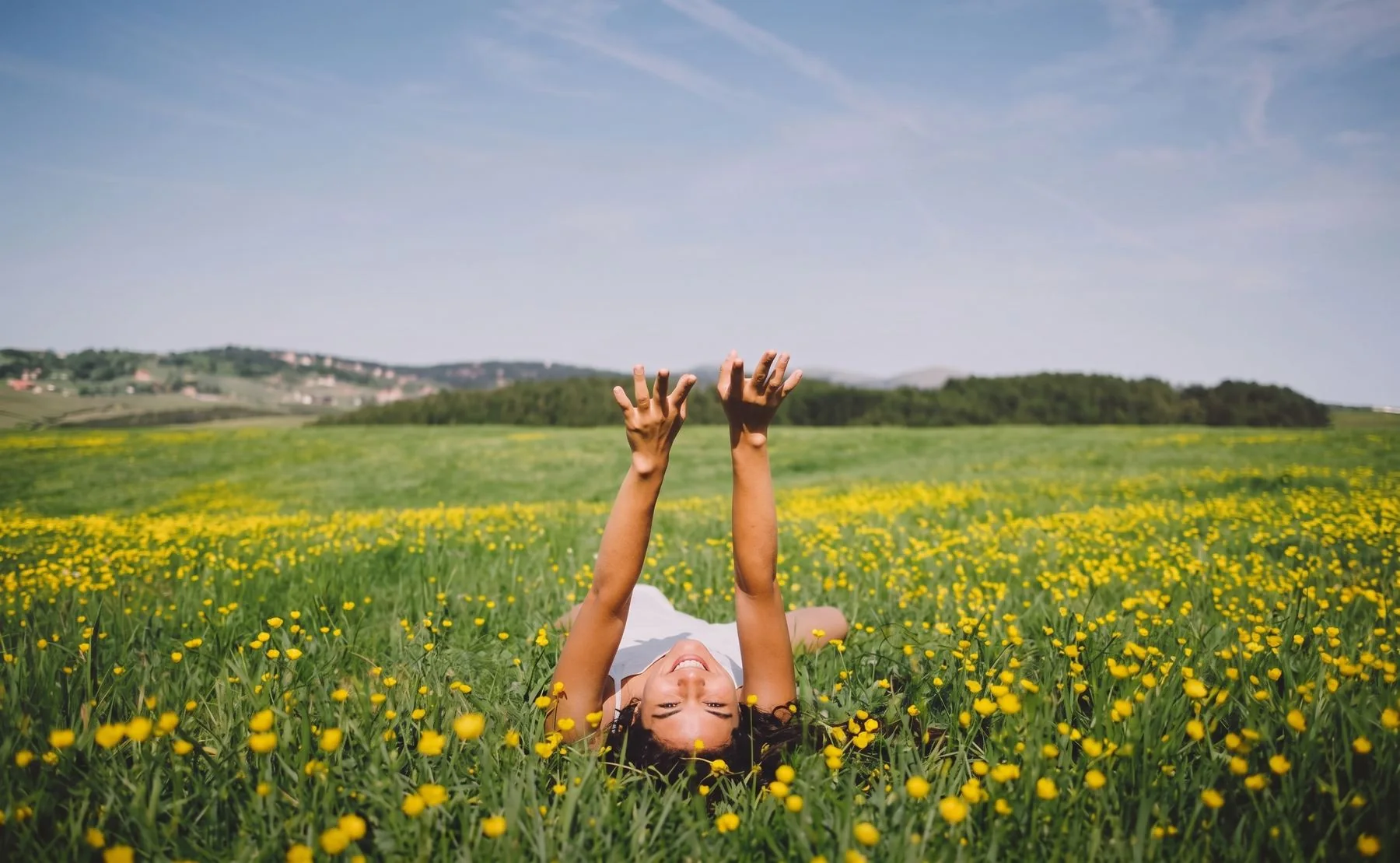 Mujer disfrutando libre en un campo de flores